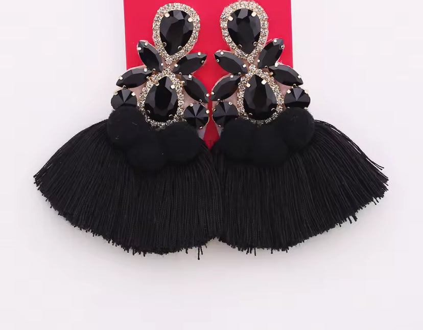 BLACK POM POMMY